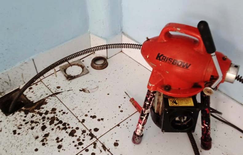 saluran wastafel tersumbat